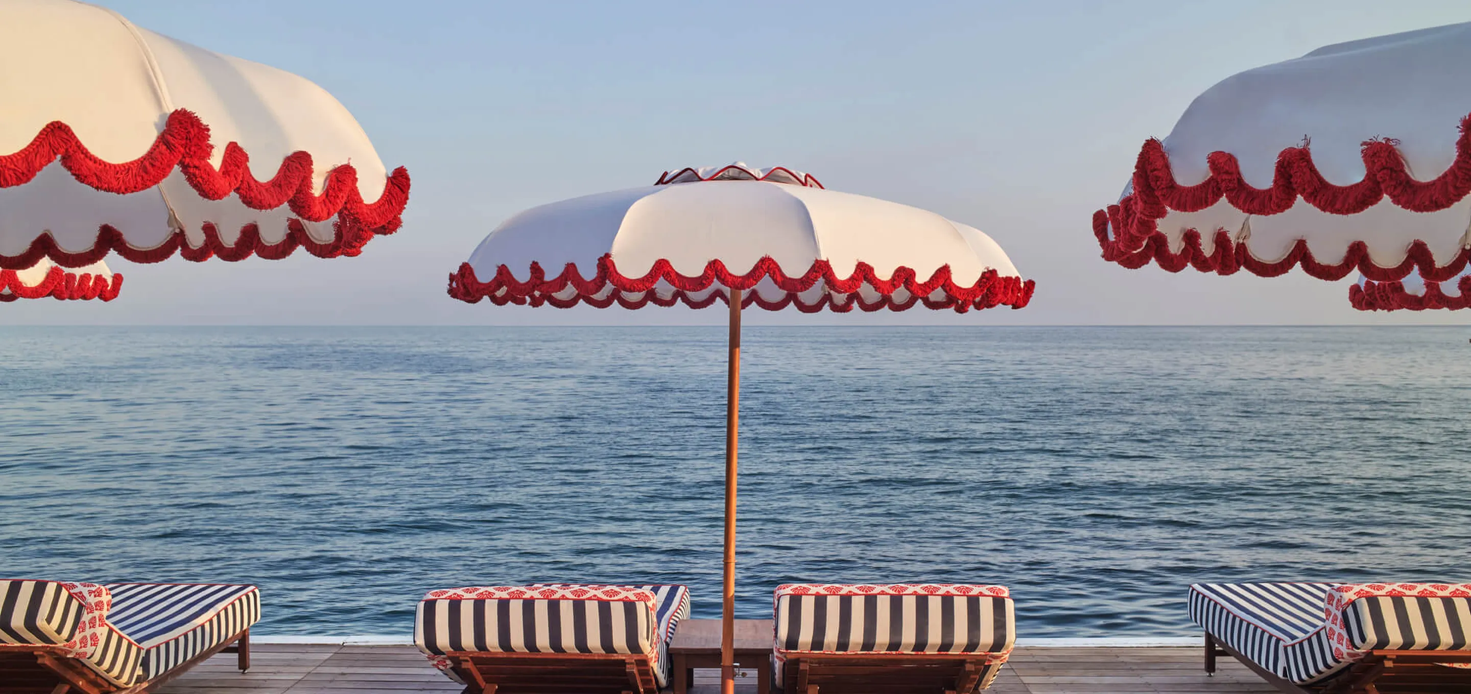Cir'os cannes parasols et transats face à la mer