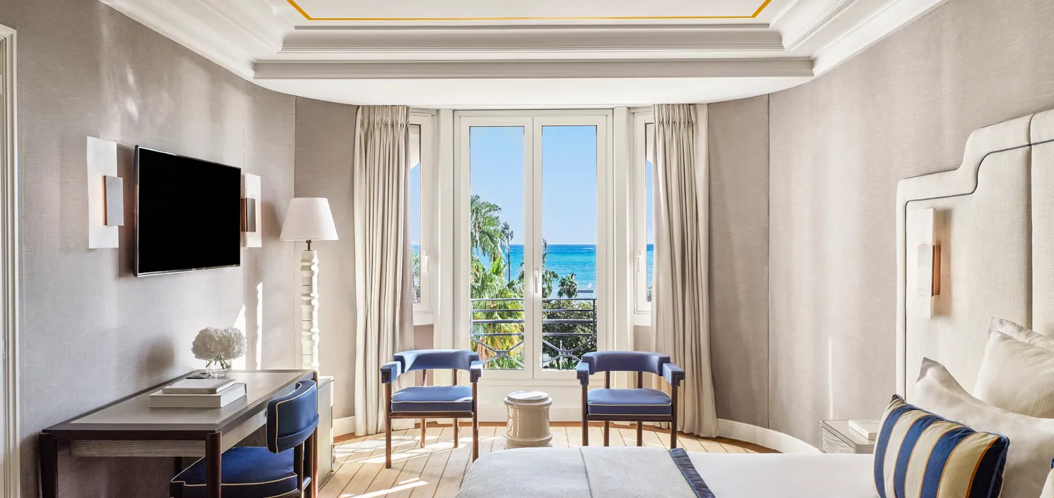 Vue d'ensemble de la chambre prestige mer au Majestic Cannes