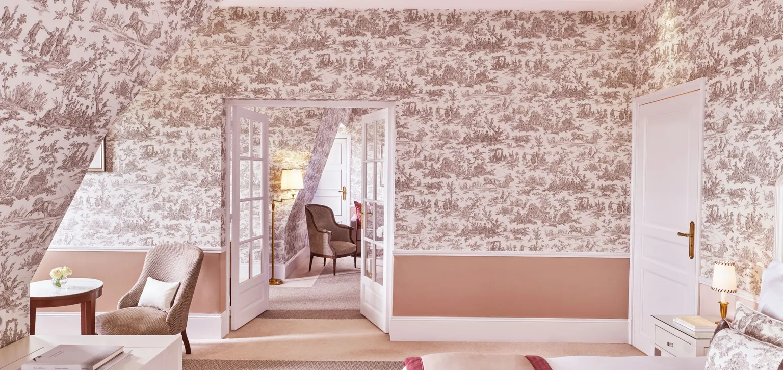 Chambre et salon de la suite un homme et une femme à l'hôtel le Normandy à Deauville