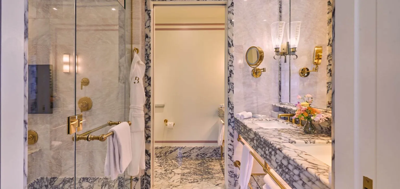 Salle de bain de la Hudson View Corner Terrace Suite de l'hôtel Fouquet's New York