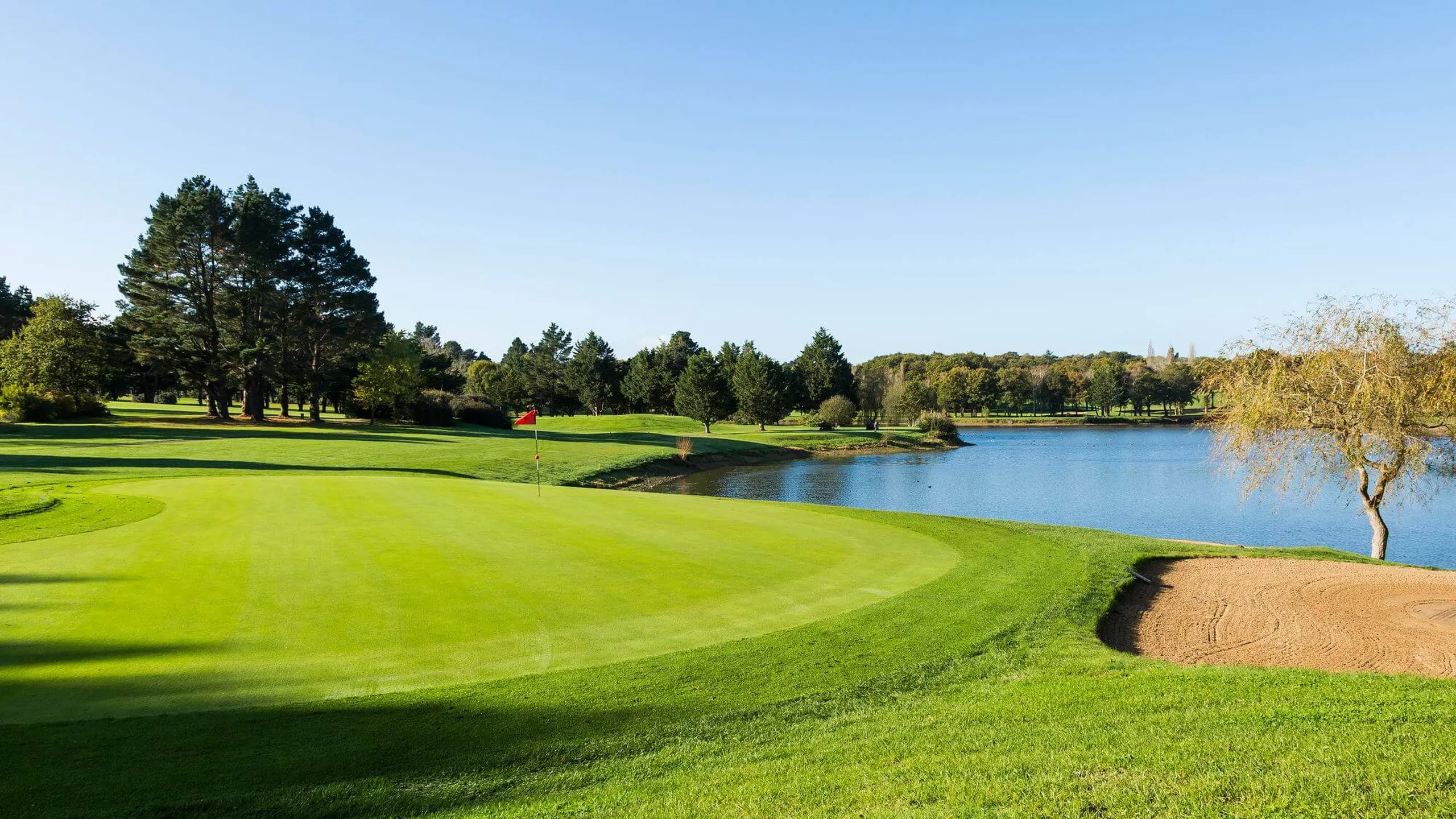 Le Golf International Barrière la Baule, green et lac
