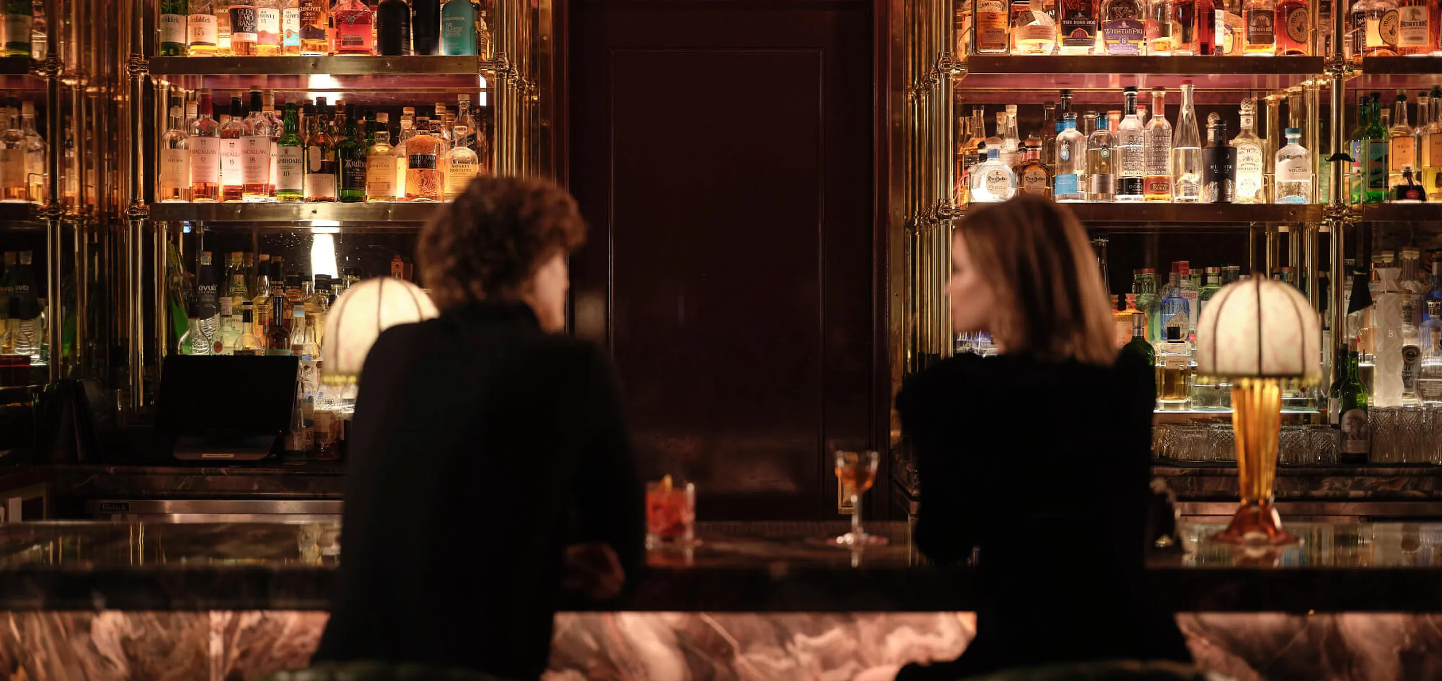Couple buvant un coktail au Titsou bar au Fouquet's New York
