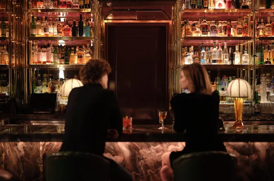 Couple buvant un coktail au Titsou bar au Fouquet's New York