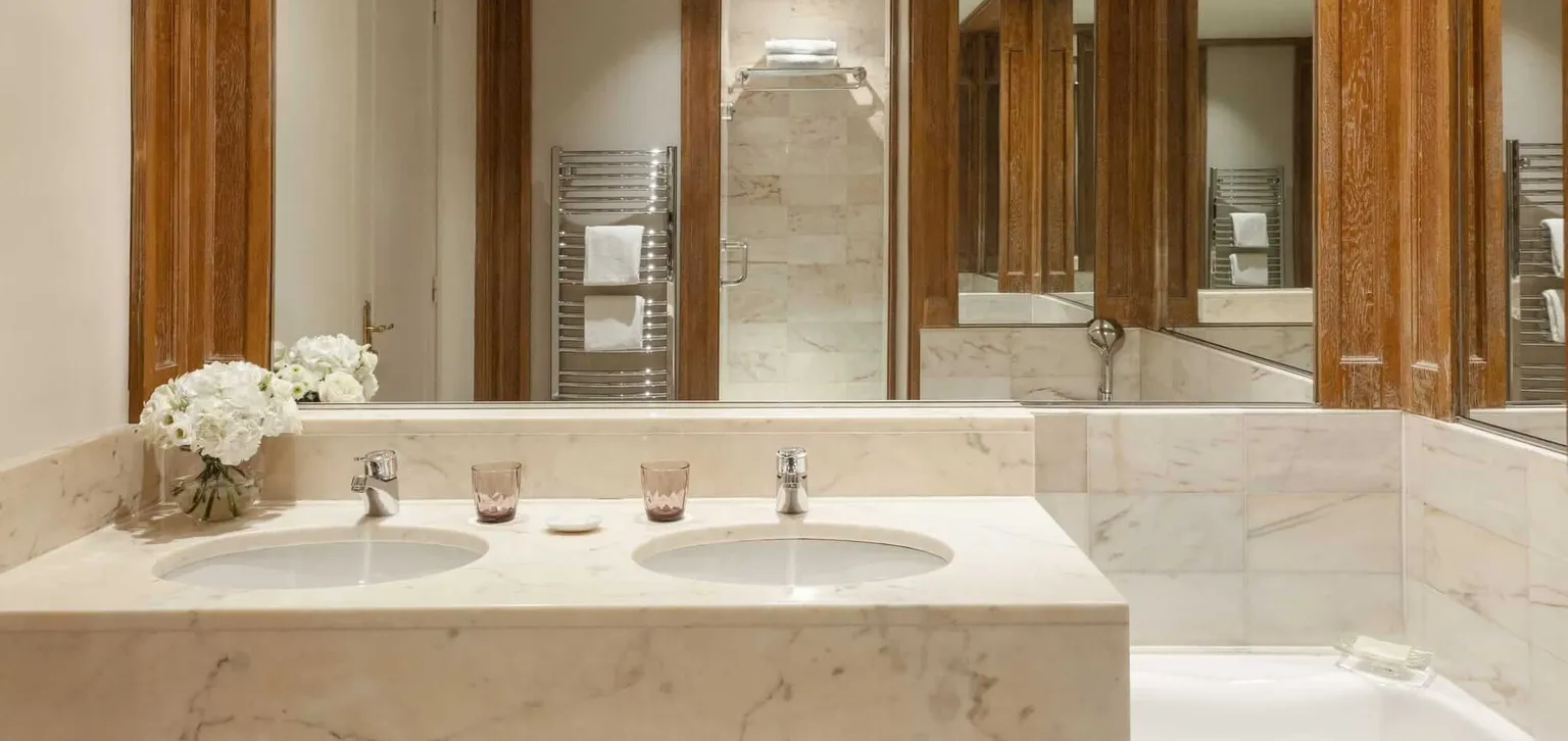 Salle de bain de la chambre Deluxe de l'hôtel Le Castel Marie-Louise à La Baule