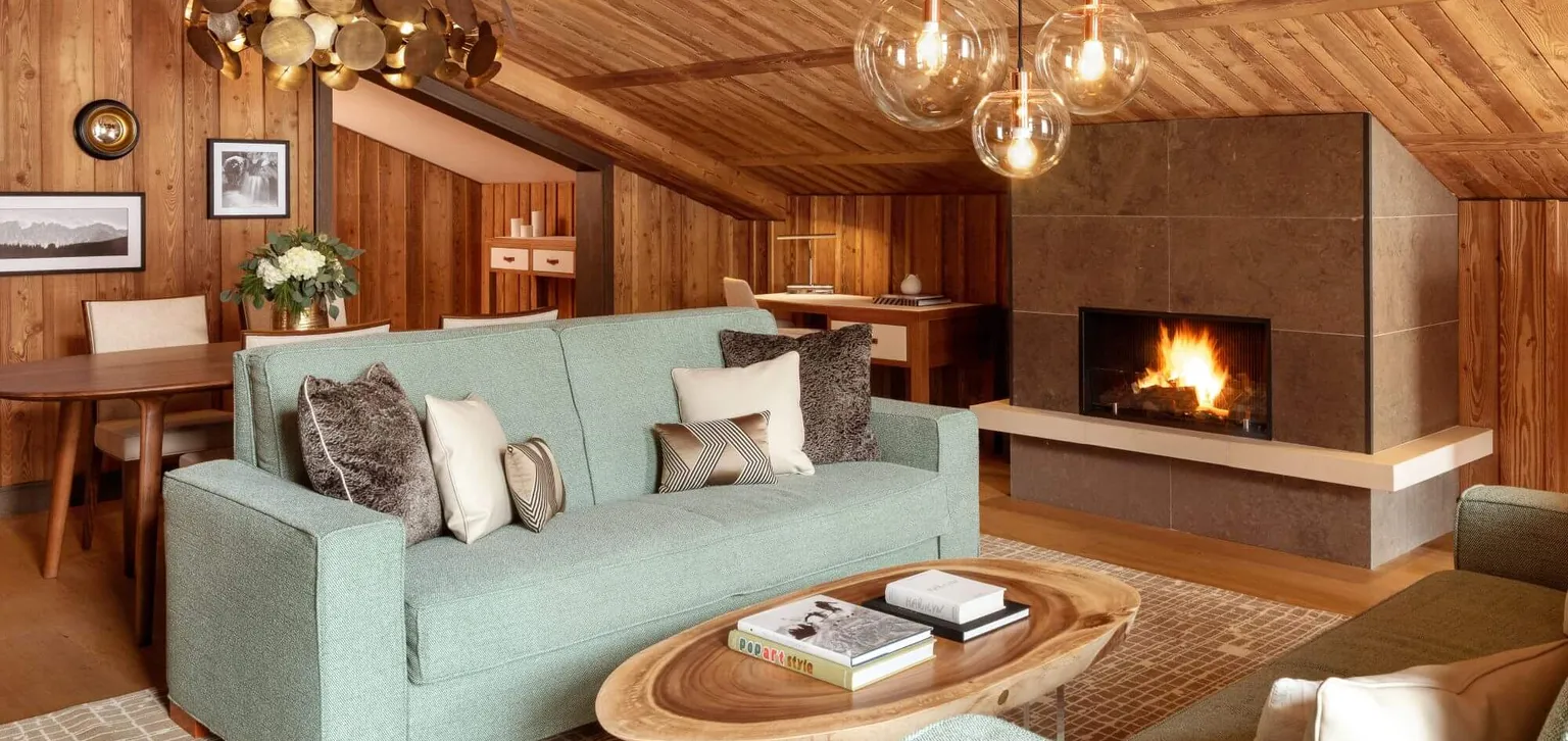 Suite Prestige coin salon cheminée et salle à manger, Hôtel Barrière Les Neiges Courchevel