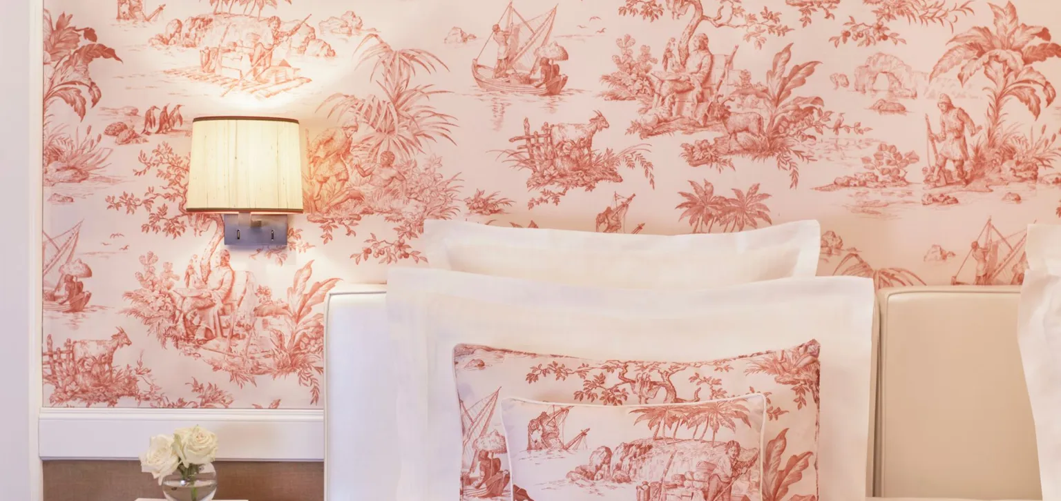 Tête de lit de la suite deluxe à l'hôtel le Normandy à Deauville