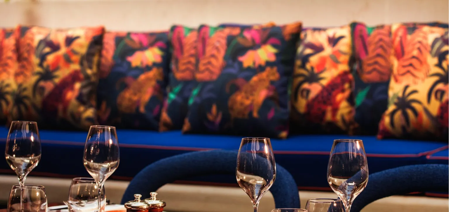 paris-mbv-frida-restaurant-terrasse-detail-table