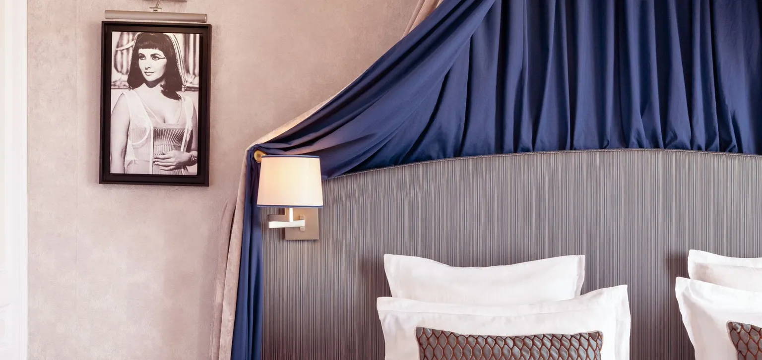 Tête de lit de la suite junior liz taylor à l'hôtel le royal à deauville