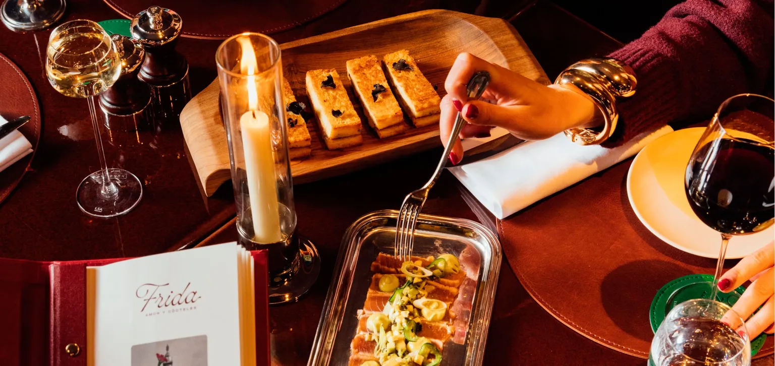 paris-mbv-frida-restaurant-dinner-table-garnie