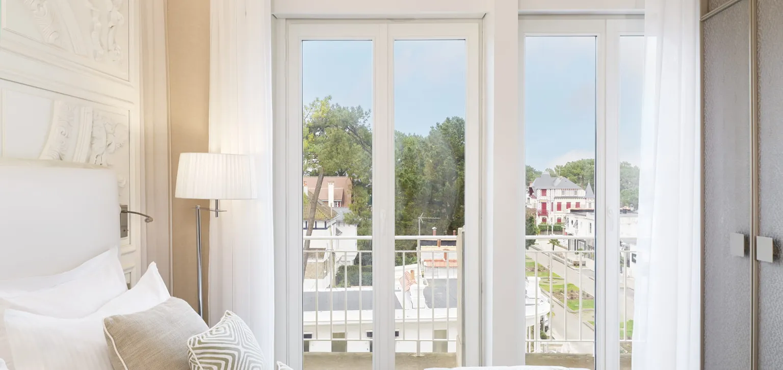 Lit de la Junior Suite de l'hôtel Le Royal La Baule