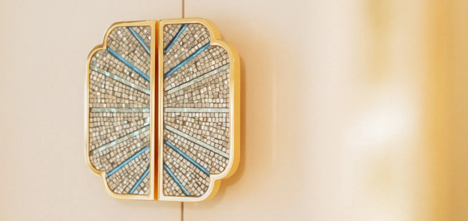 chambre-detail-poignée-porte-mosaique