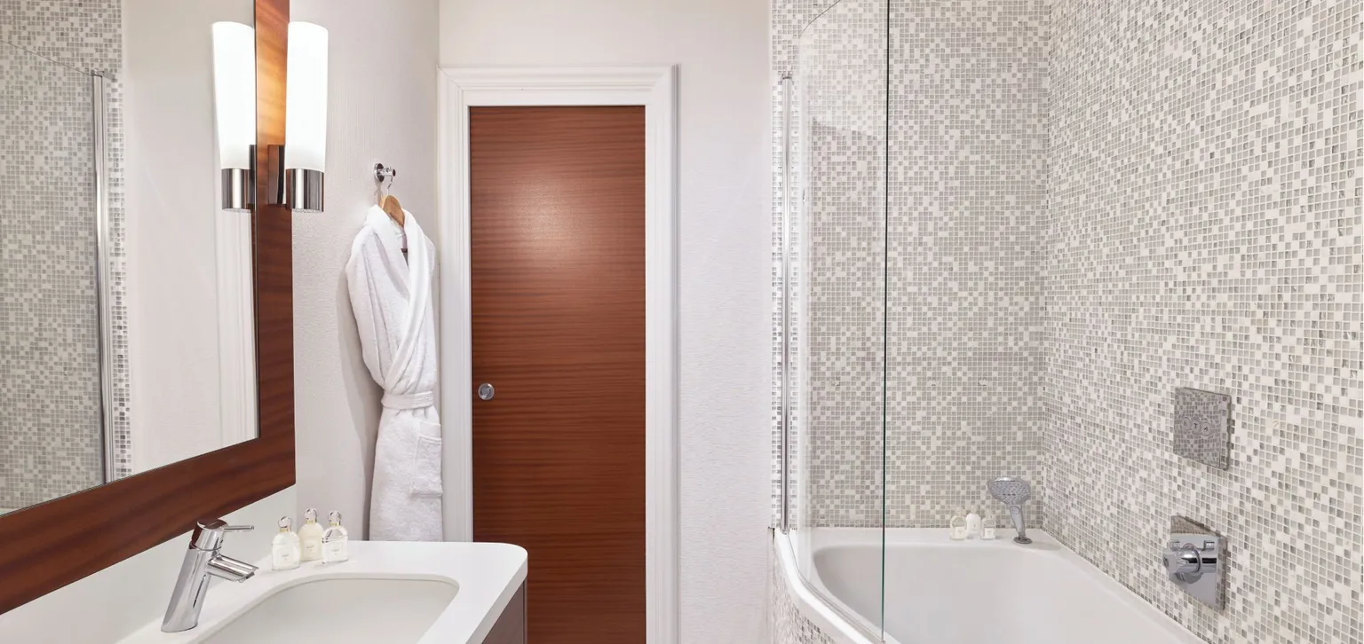 Salle de bain de la chambre deluxe à l'hôtel le Normandy à Deauville