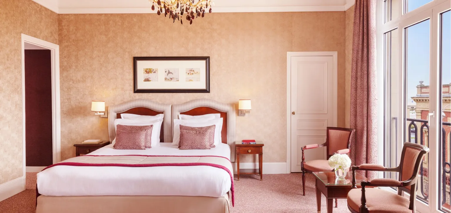Chambre de la suite junior de l'hôtel le royal à deauville