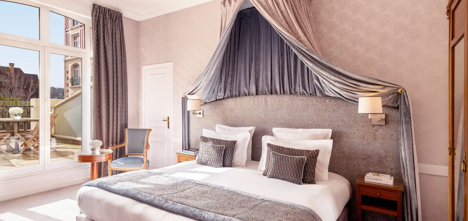 Chambre de la chambre deluxe terrasse à l'hôtel le royal à deauville