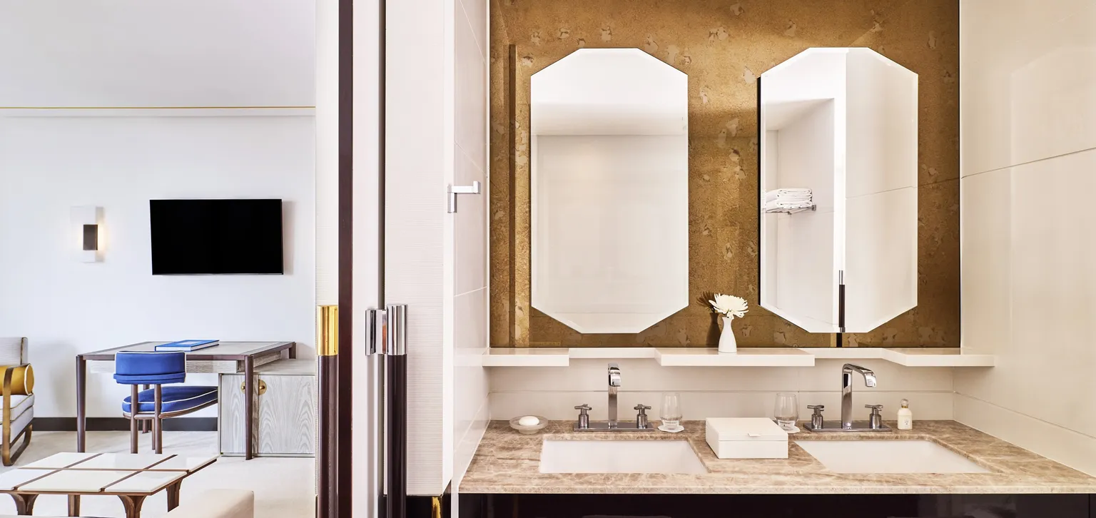 Salle de bain junior suite vue partielle mer Le Majestic Cannes