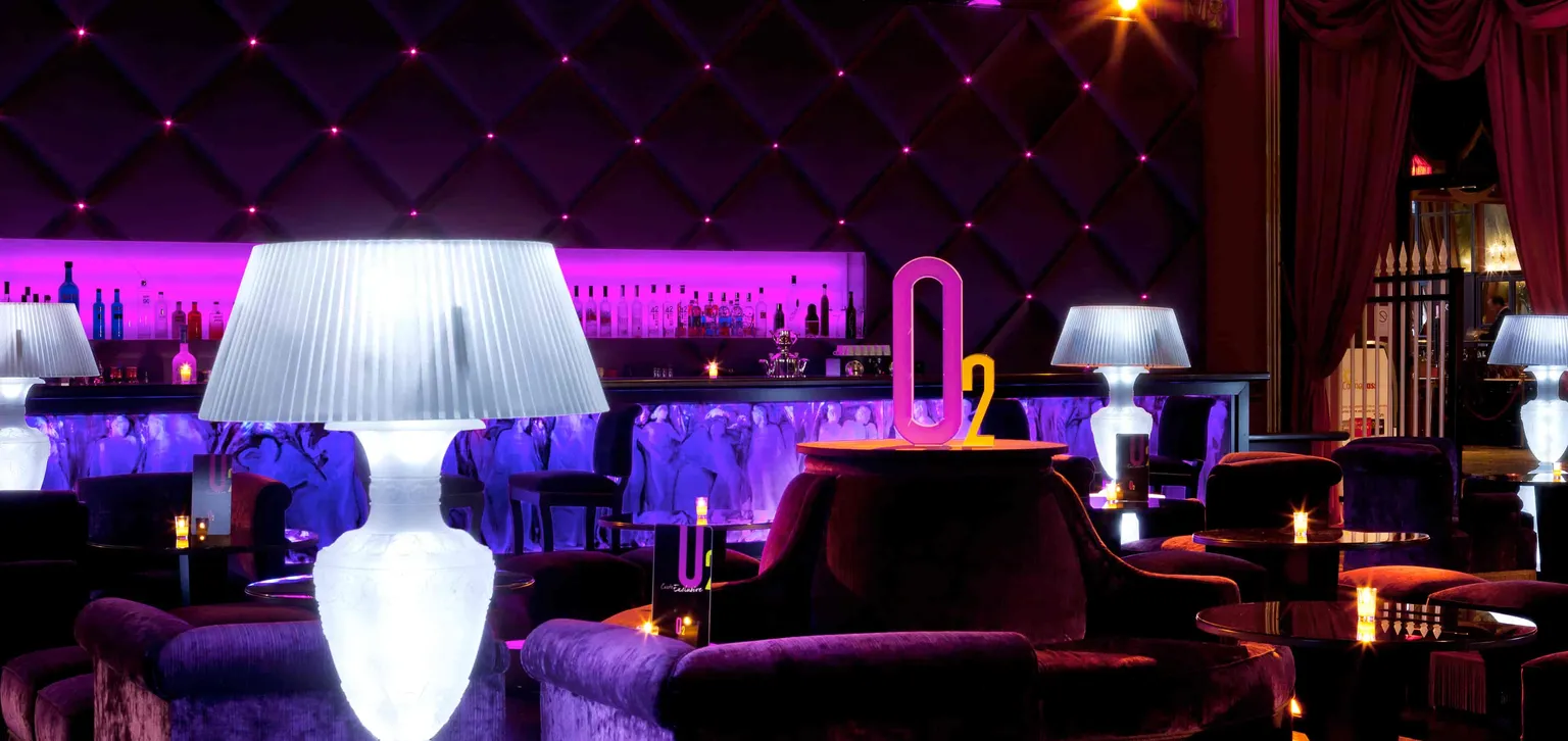 Canapé et bar du bar 02 Sofa Bar à Deauville