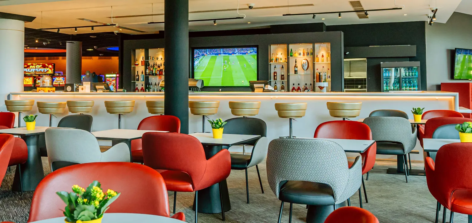 Tables et bar du Café des sports Lille