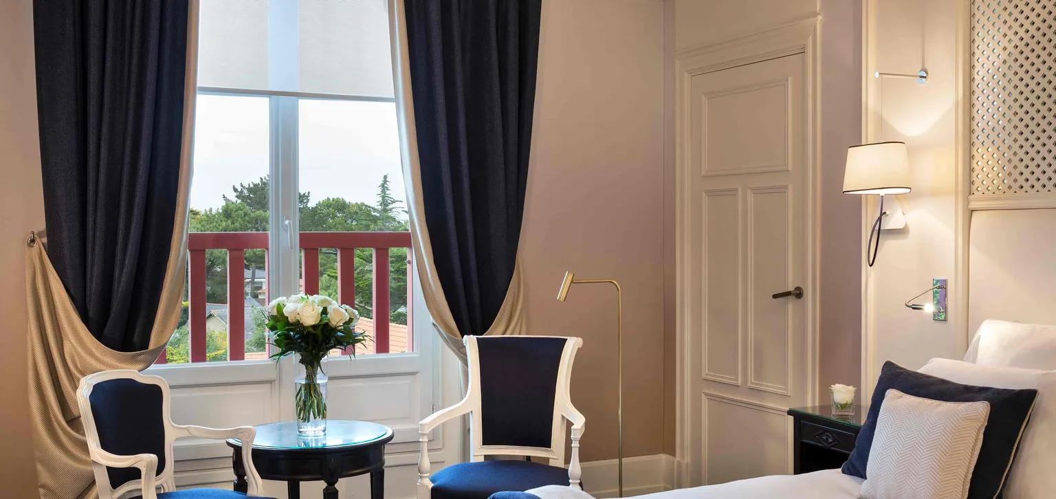 Coin nuit de la chambre supérieure de l'hôtel l'Hermitage à la Baule