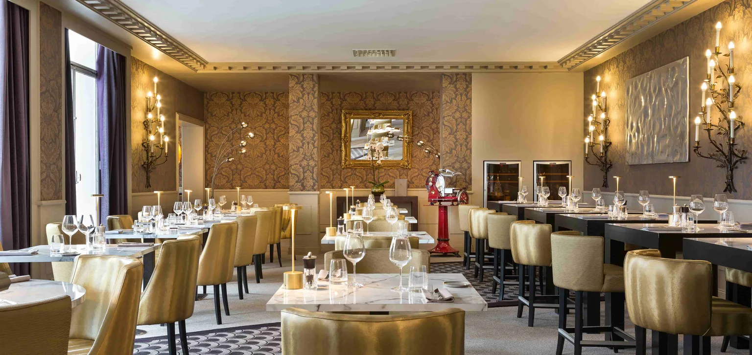 Salle et tables du 85 restaurant