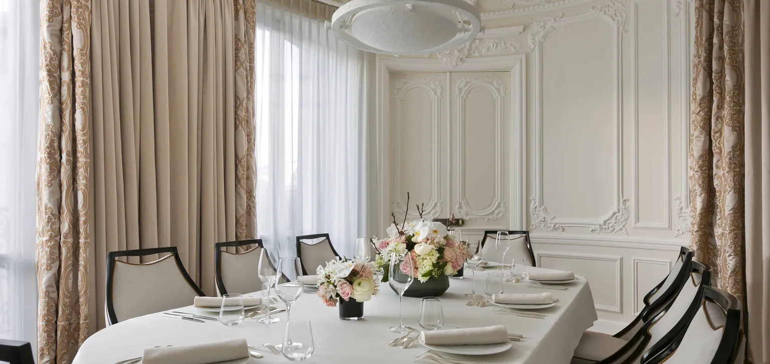 Salle à manger de la Suite signature Arc de Triomphe au Fouquet's Paris