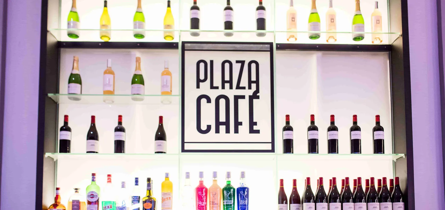 Bar et bouteilles du restaurant Le Plaza Café Deauville