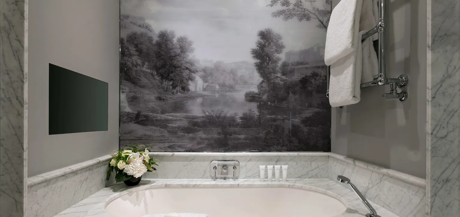 Baignoire de la salle de bain de la Suite signature Arc de Triomphe au Fouquet's Paris