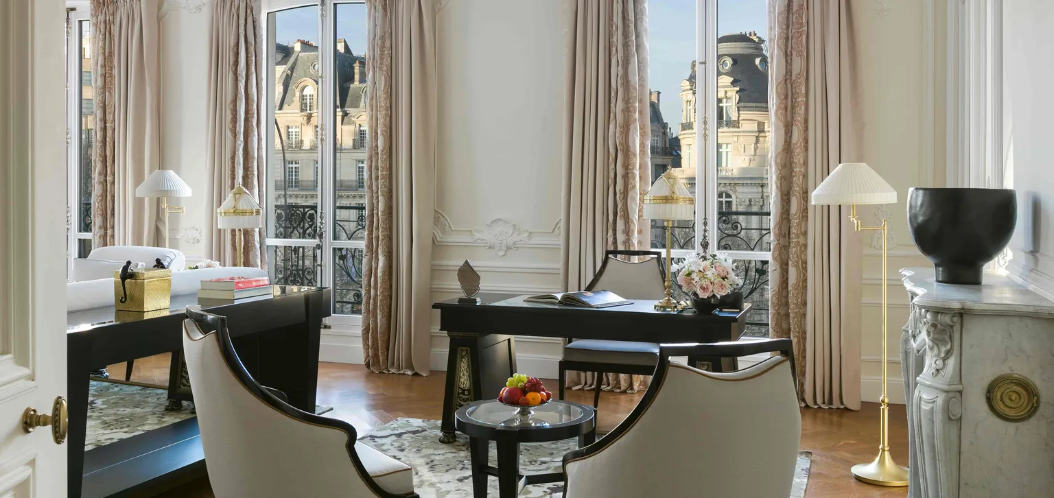 Bureau de la Suite signature Arc de Triomphe au Fouquet's Paris
