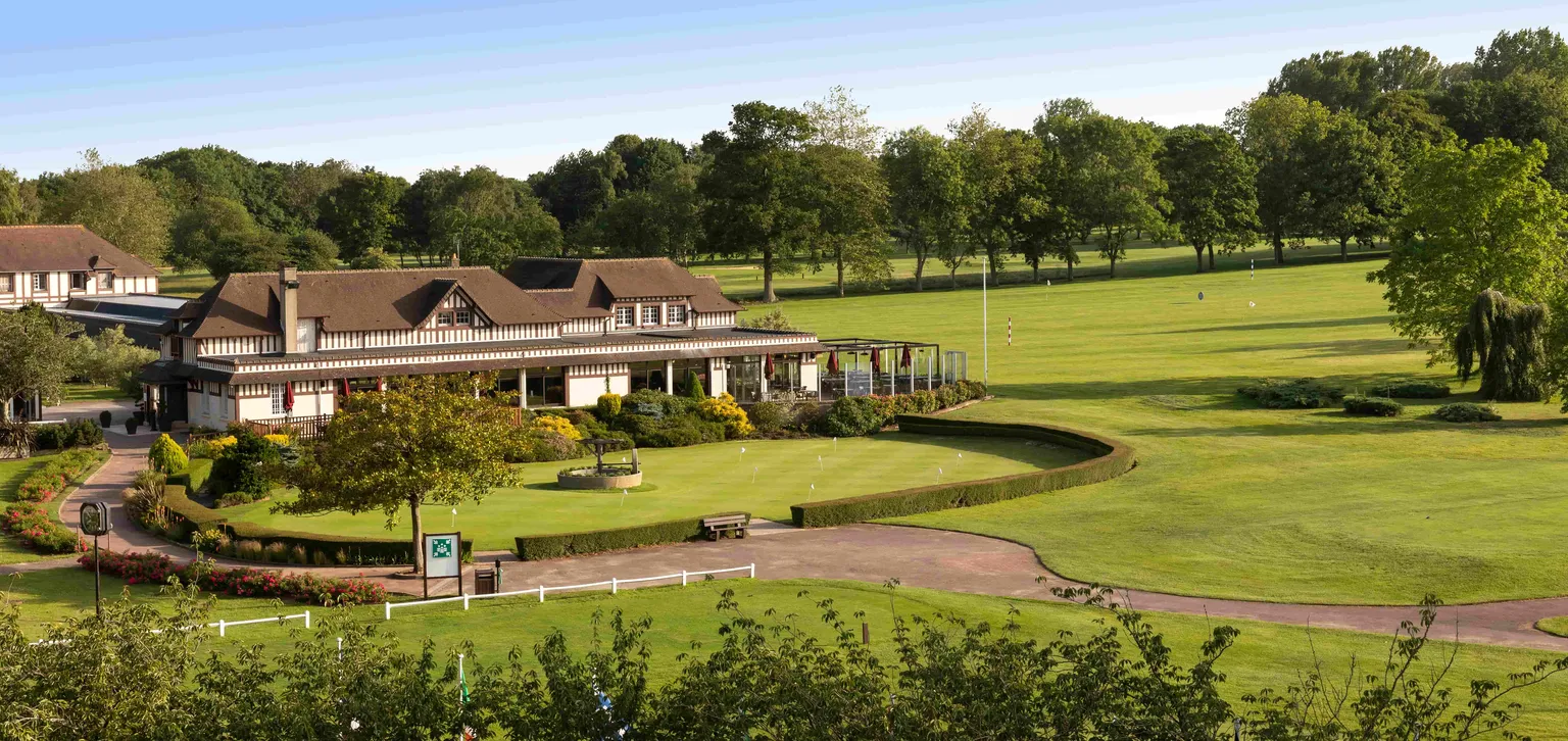 Vue sur le Club House du Golf Barrière Deauville