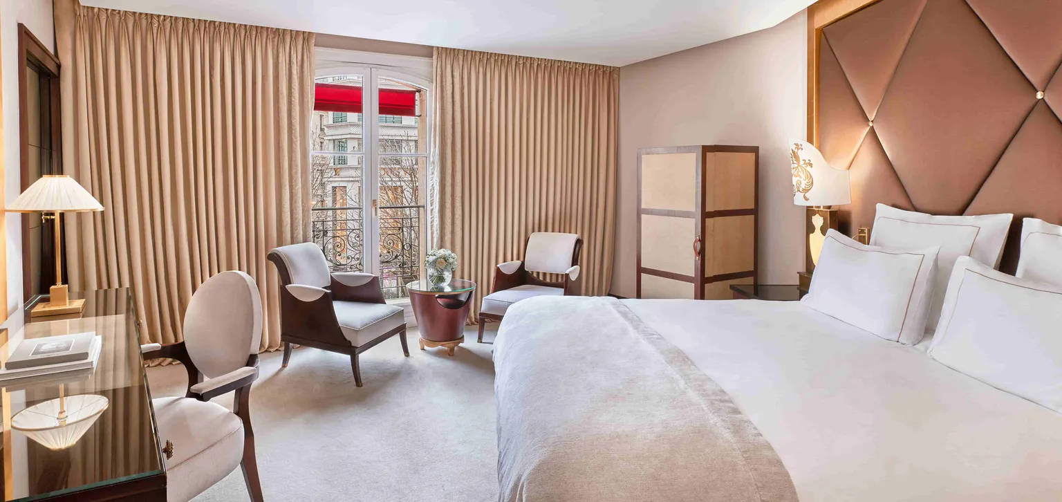 Coin nuit de la chambre deluxe au Fouquet's Paris