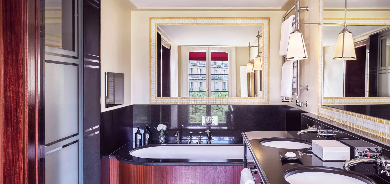 Salle de bain de la Junior suite deluxe au Fouquet's Paris