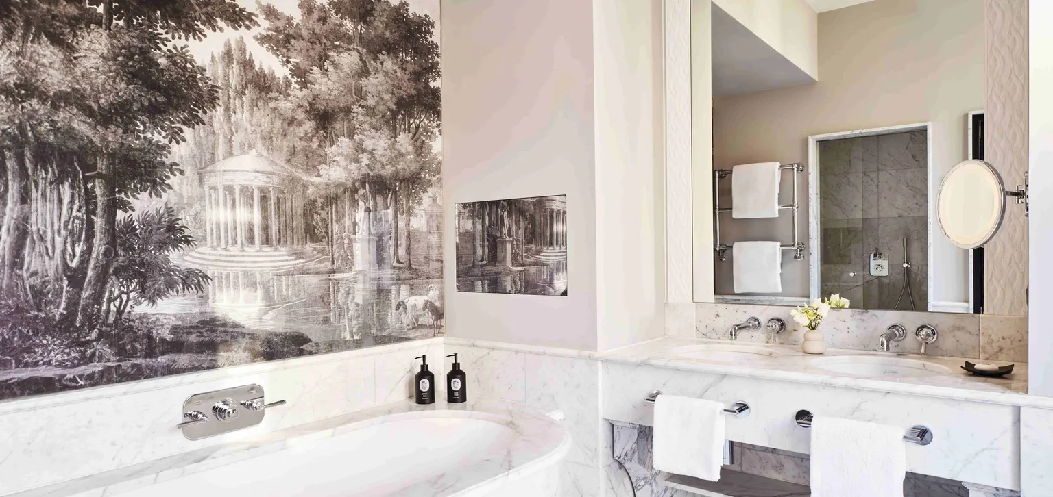 Salle de bain de la chambre deluxe au Fouquet's Paris