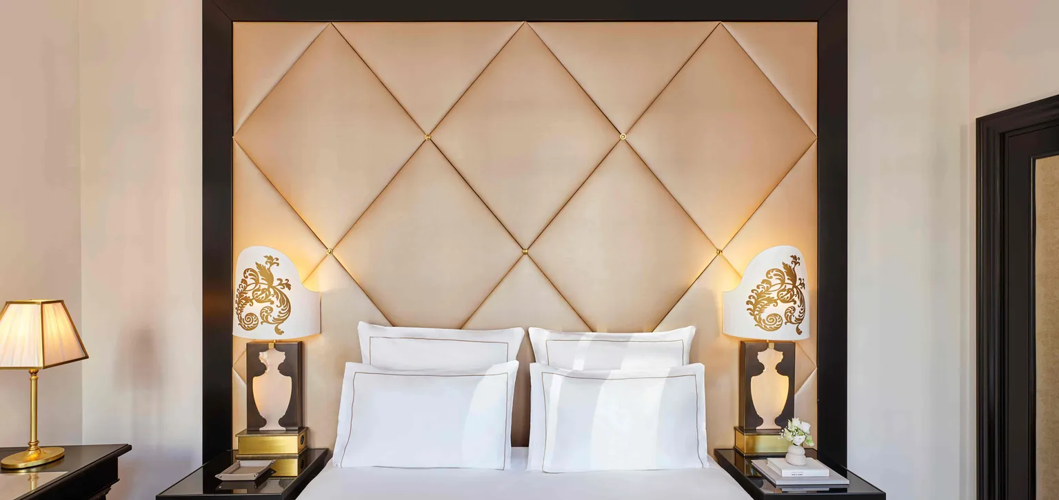 Lit de la chambre deluxe au Fouquet's Paris
