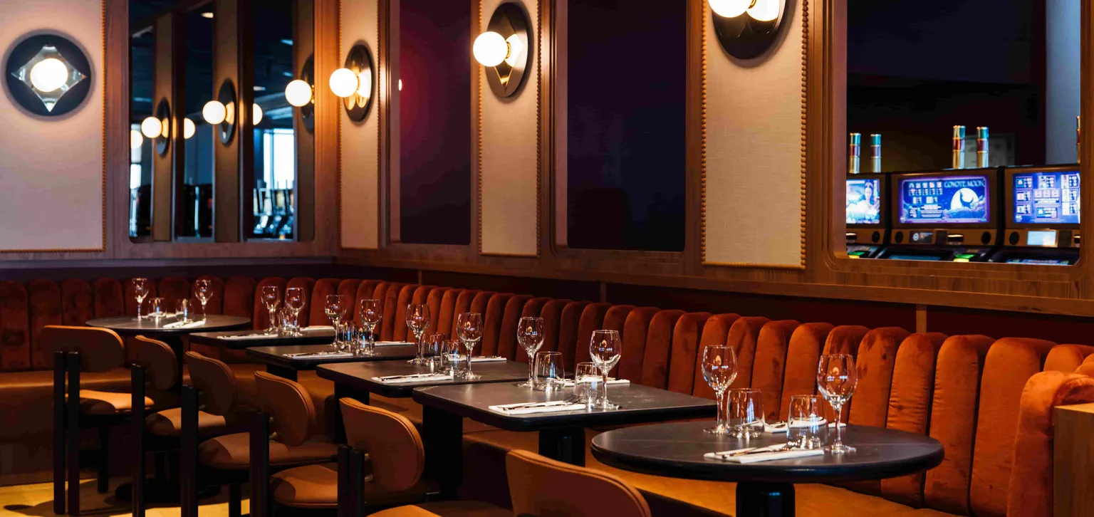 Canapés et Tables du restaurant Chérie Cherry Enghien-les-Bains