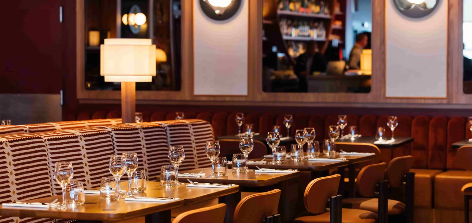 Salle éclairée du restaurant Chérie Cherry Enghien-les-Bains