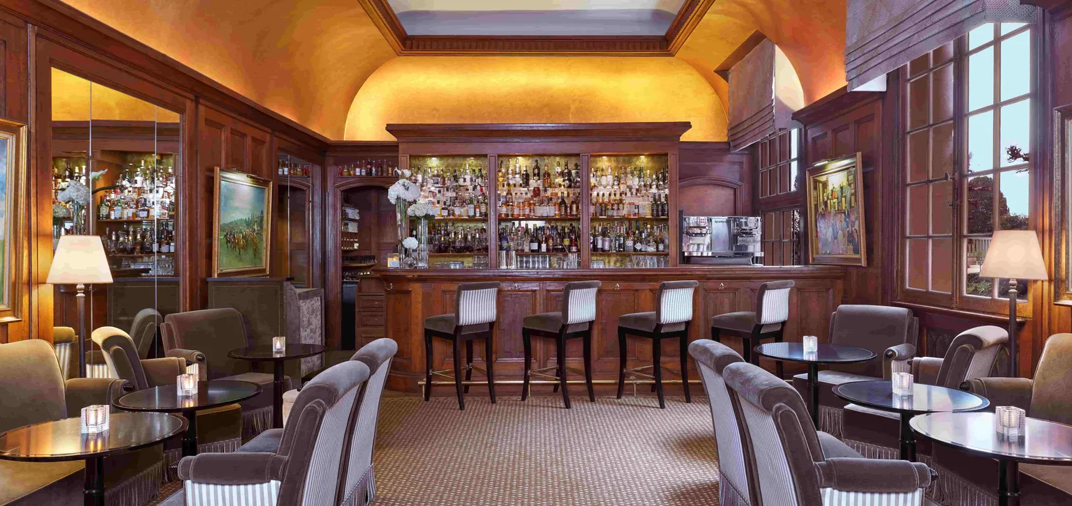 Bar et tables du Bar du Normandy