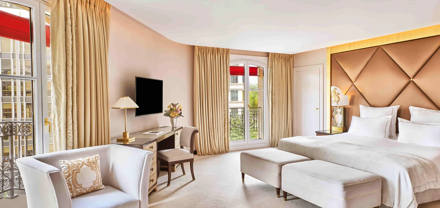 Coin nuit de la Junior suite deluxe au Fouquet's Paris