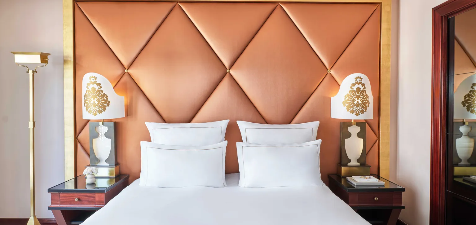 Lit de la chambre supérieure au Fouquet's Paris