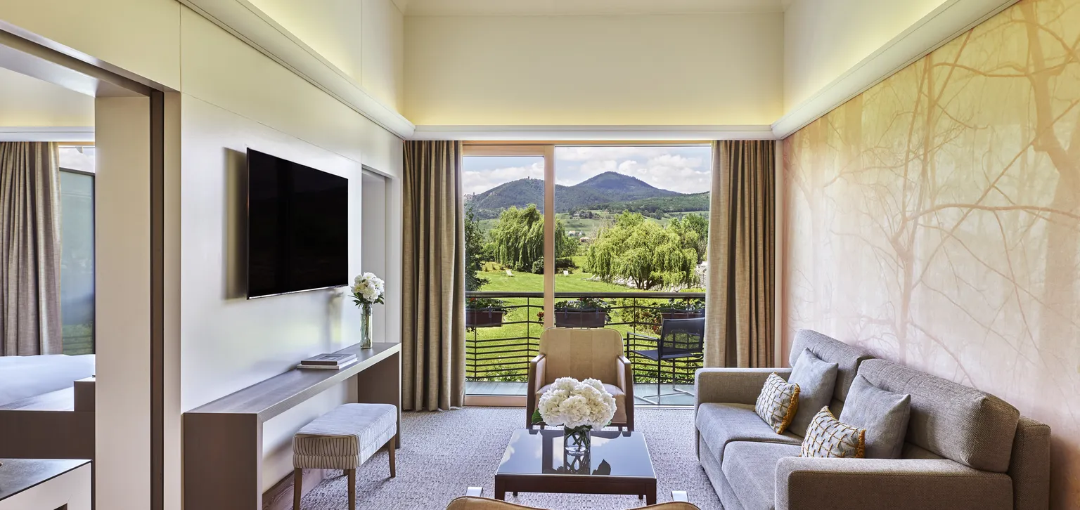 Salon de la suite vue vignoble au Resort Barrière Ribeauvillé