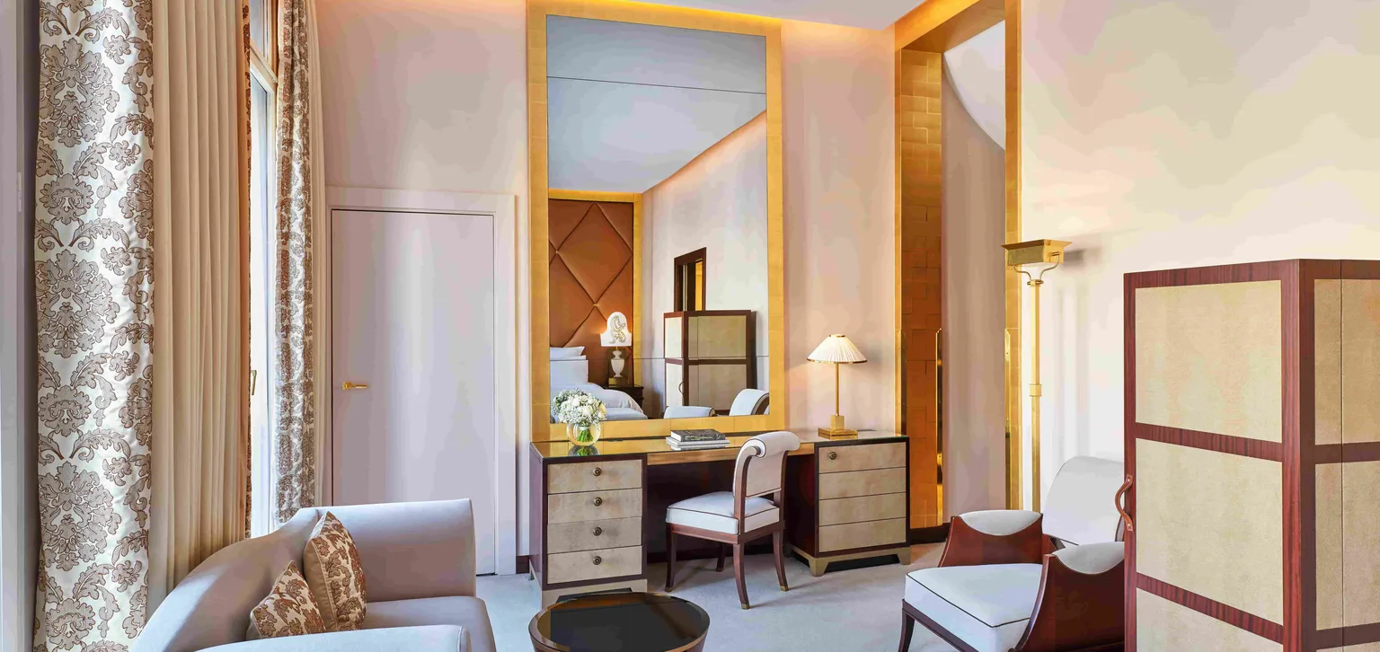 Salon de la junior suite prestige Champs Élysées au Fouquet's Paris