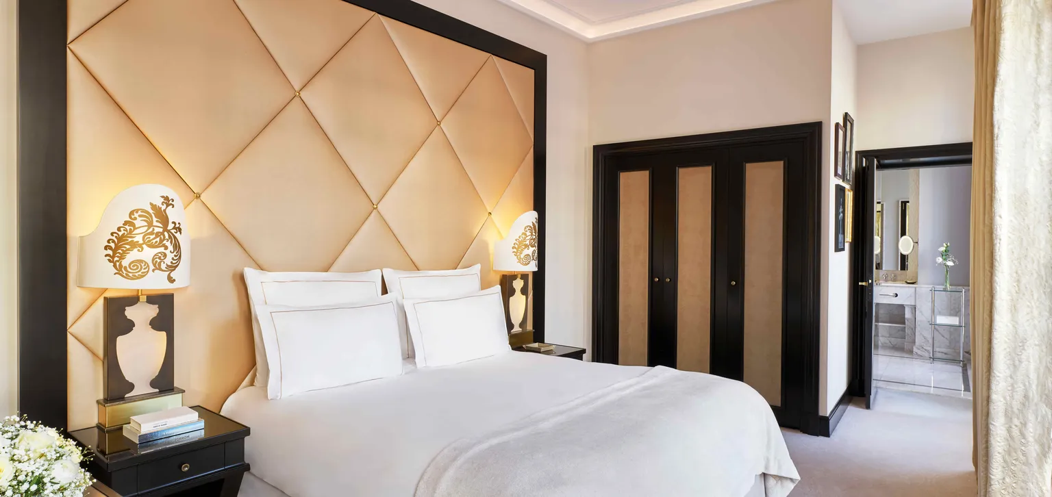 Vue d'ensemble de la chambre deluxe au Fouquet's Paris