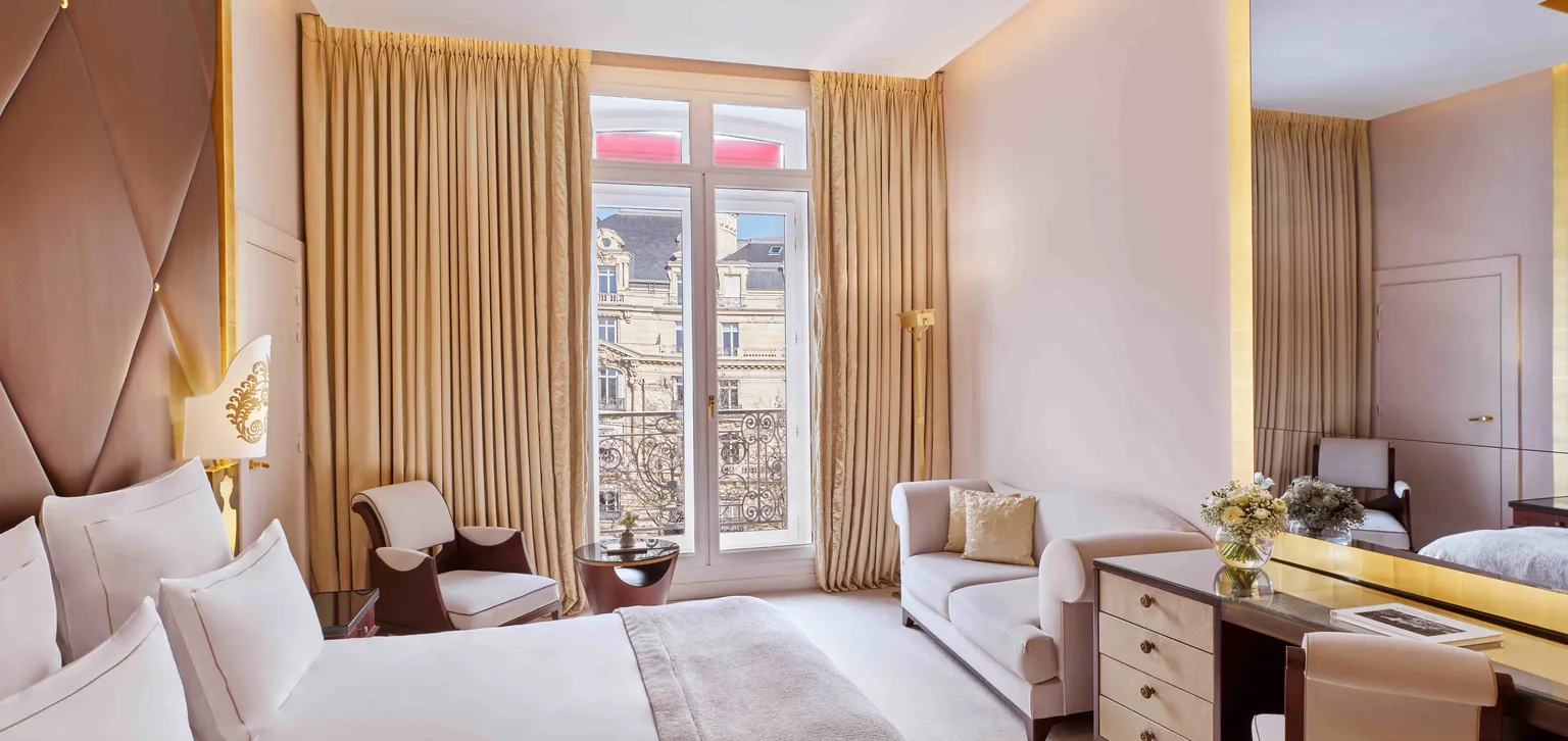 Coin nuit de la chambre prestige Champs Élysées au Fouquet's Paris