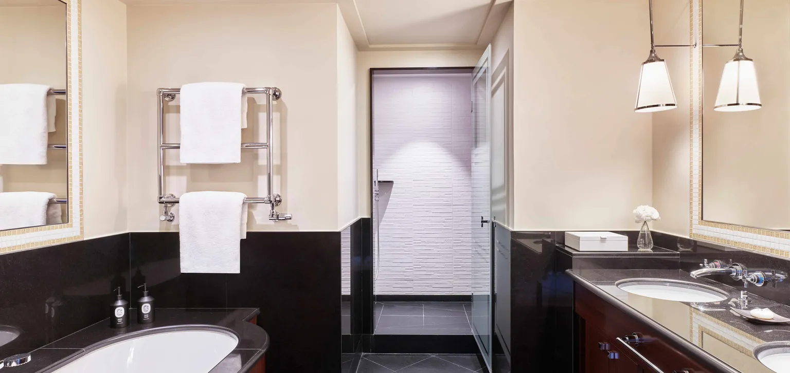 Salle de bain de la suite deluxe au Fouquet's Paris