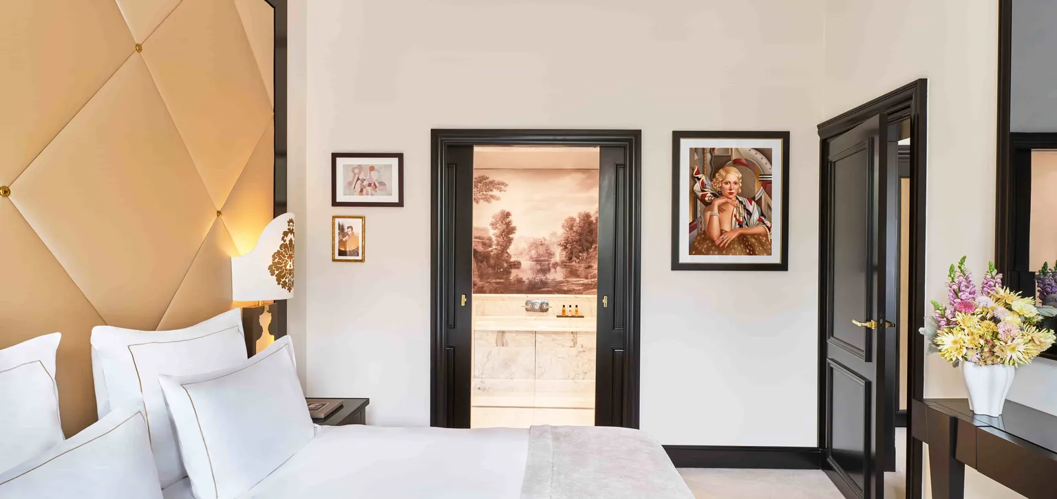 Chambre de la suite prestige Champs Élysées au Fouquet's Paris