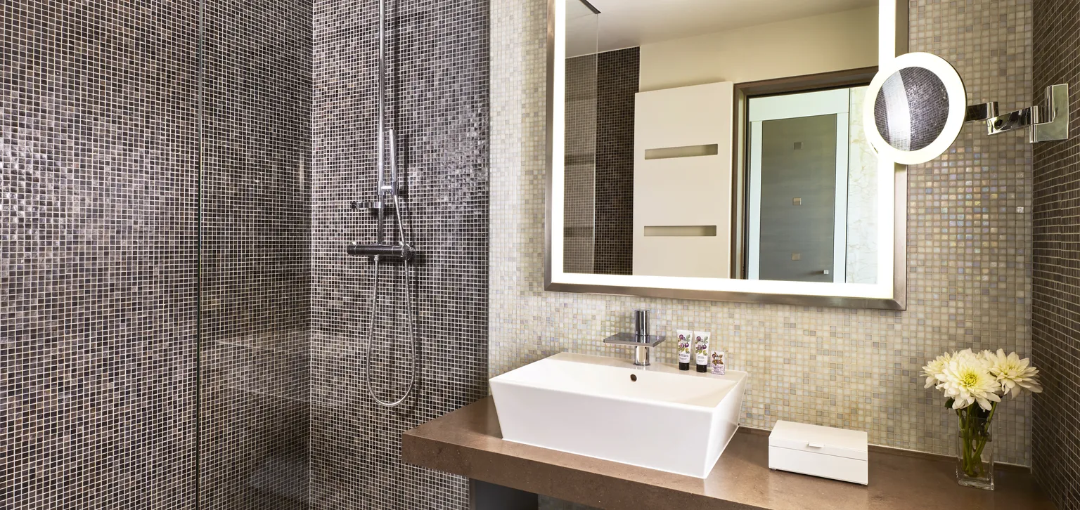 Salle de bain de la chambre supérieure vue vignoble Resort Barrière Ribeauvillé