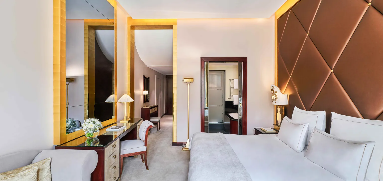 Vue d'ensemble de la chambre prestige Champs Élysées au Fouquet's Paris