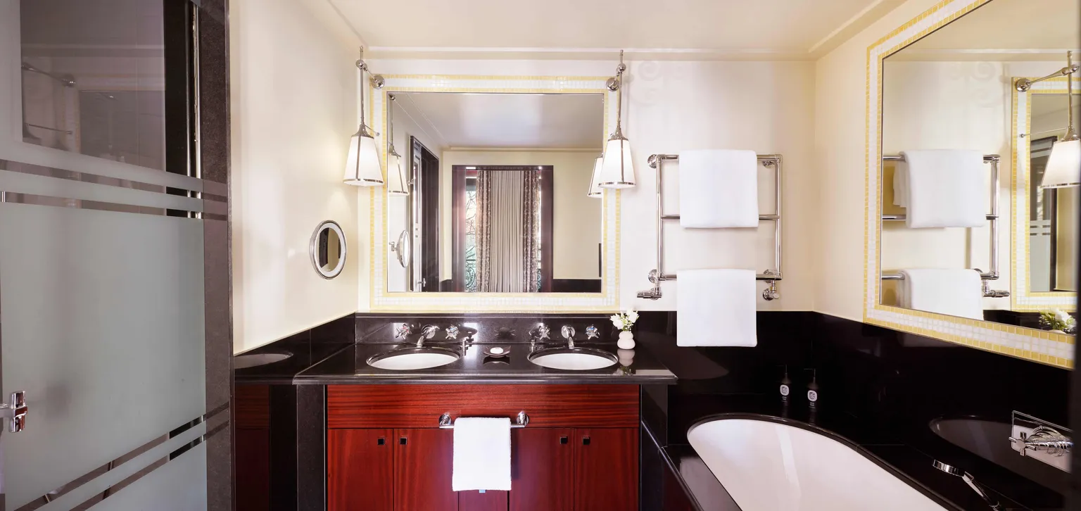 Salle de bain de la junior suite prestige Champs Élysées au Fouquet's Paris