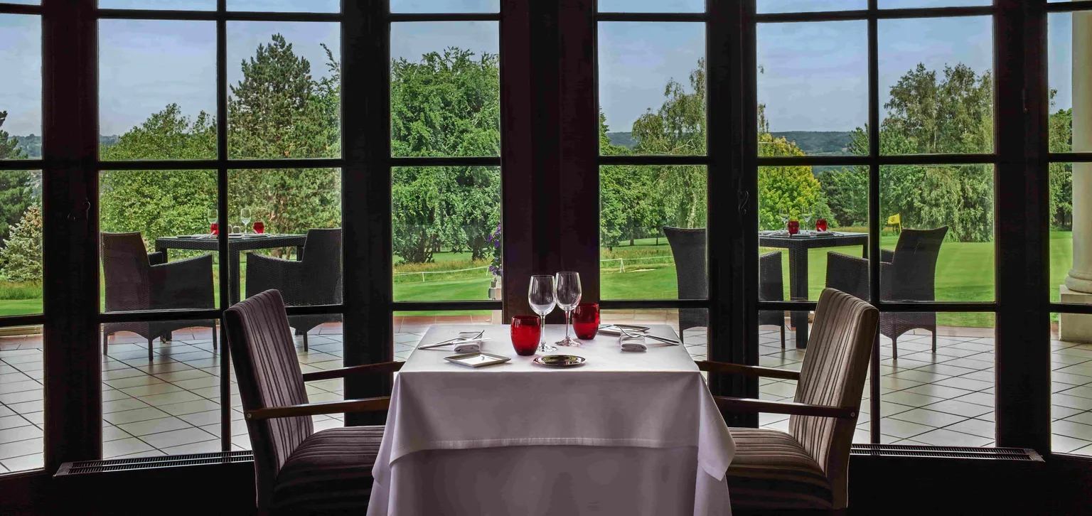 Table et baie vitrée du restaurant Le Lassay
