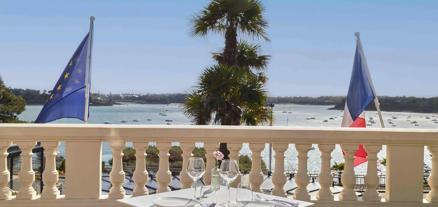 Table et vue sur la mer Les Terrasses du 333 Dinard