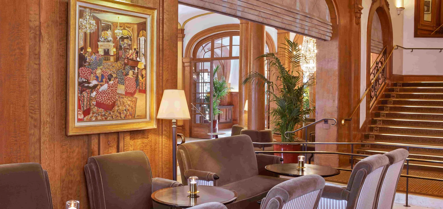 Canapés et tables du Bar du Normandy