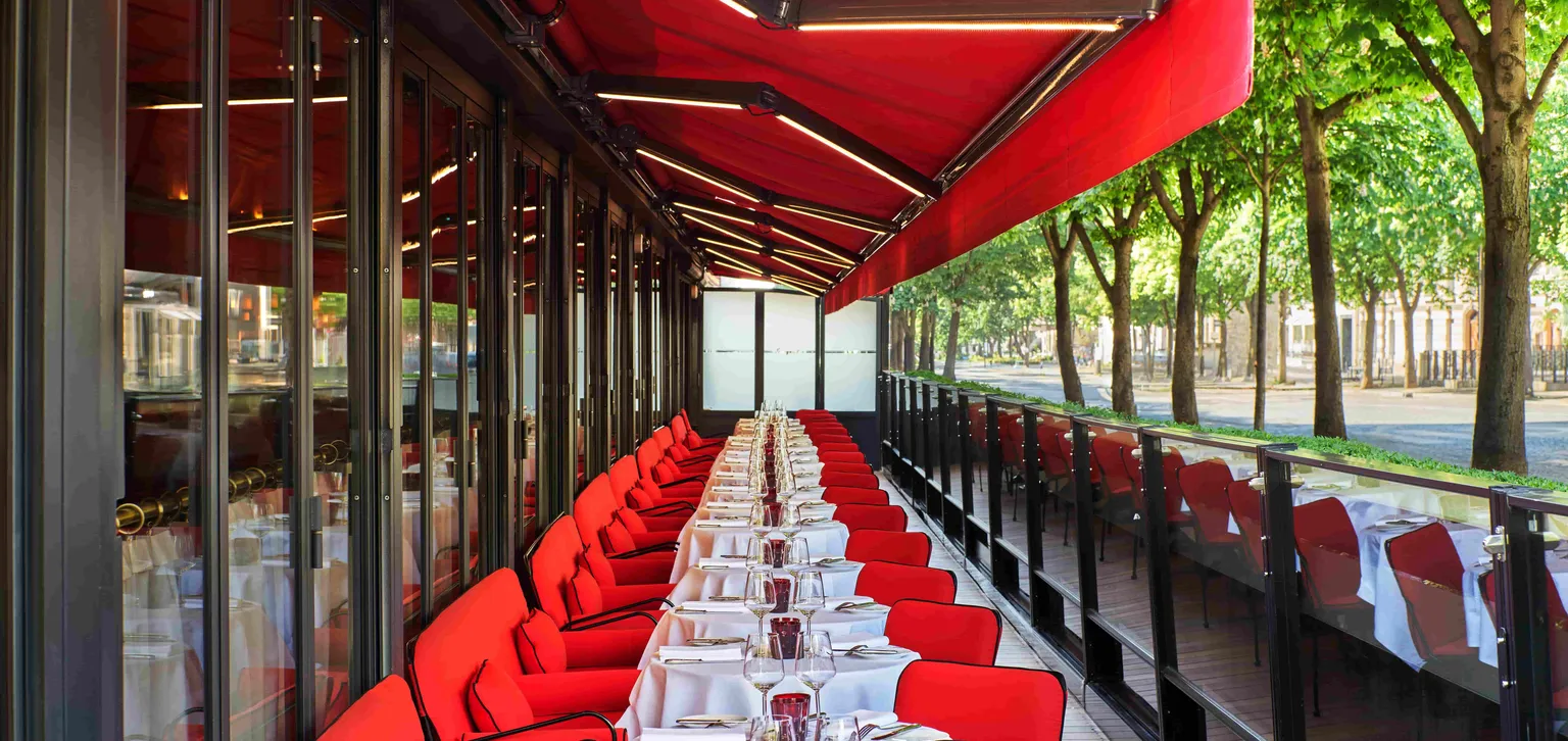 Tables et terrasse de la Brasserie Fouquet's Paris